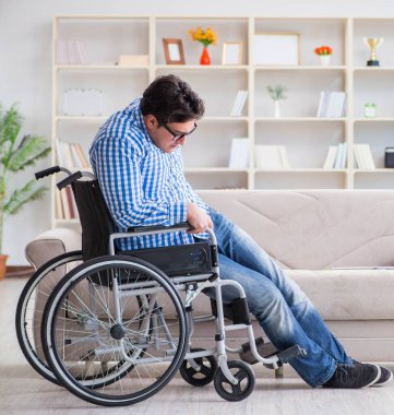 Tekerlekli sandalyedeki genç öğrenci