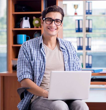 Öğrenci evde çalışıyor, sınava hazırlanıyor.