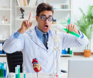 Hastane laboratuvarında eğlenen komik doktor.