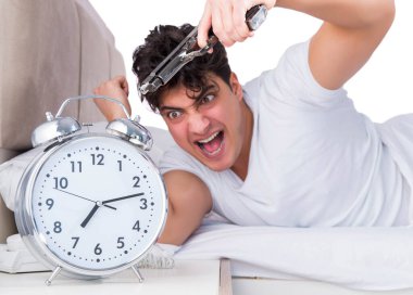 Yatakta uykusuzluk çeken bir adam.