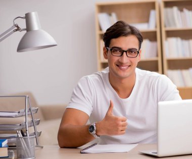 Ofiste çalışan genç adam.