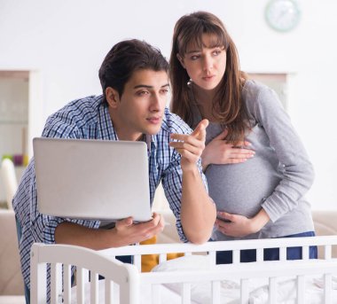 Genç ebeveynler ilk bebeklerini bekliyorlar.