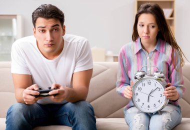 Bilgisayar oyunları bağımlılığından muzdarip genç aile