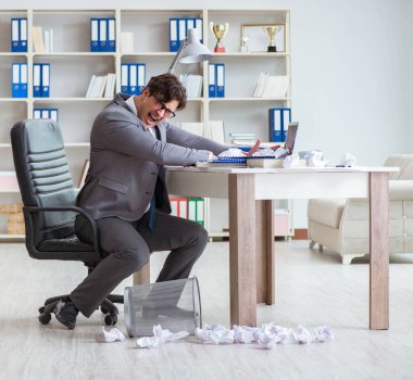 Ofiste çalışan kızgın işadamı kovuldu.