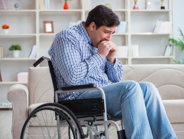 Evde acı çeken engelli genç adam.