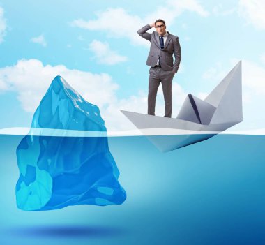 Batan kağıt teknede iş adamıyla ekonomik kriz konsepti