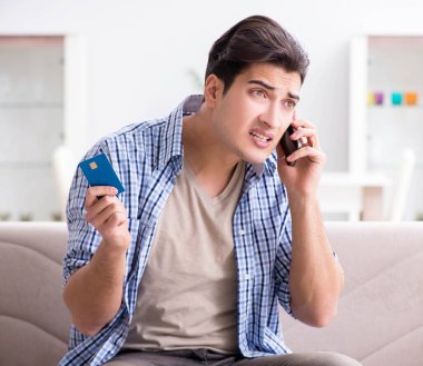 Çalıntı mallarla dolu boş bir paket alan adam