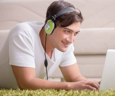 Freelancer evde çalışıyor ve müzik dinliyor.