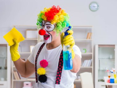 Komik palyaço evde temizlik yapıyor.