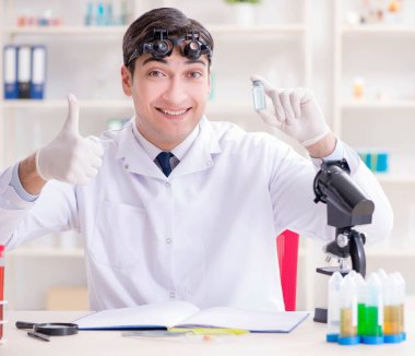 Laboratuvarda çalışan genç bir kimyager.