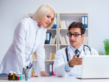 Erkek ve kadın doktor hastanede tartışıyorlar.