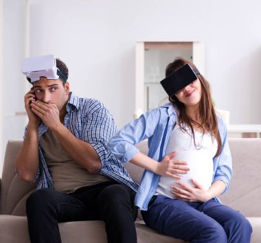 Genç çift sanal gerçeklik gözlüğü deniyor.