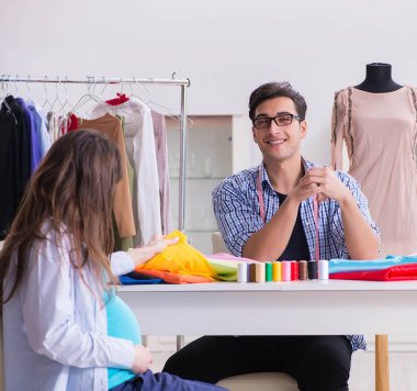 Hamile kadın yeni kıyafet için terziye gidiyor.