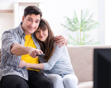 Evde çift televizyon seyredin.