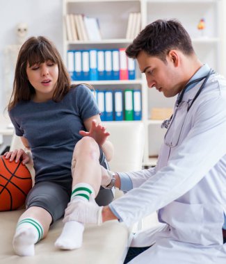 Bayan basketbolcu yaralandıktan sonra doktoru ziyaret ediyor.