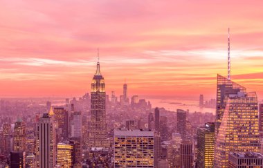 Günbatımında New York Manhattan 'ın gece manzarası