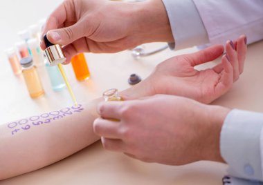 Hastanedeki hastanın alerji reaksiyonunu test eden doktor.
