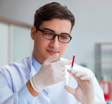 Doktor kan örnekleriyle çalışıyor.