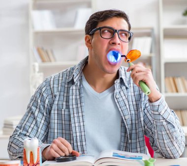 Tıp öğrencileri sınıfta diş hekimliği öğreniyor.