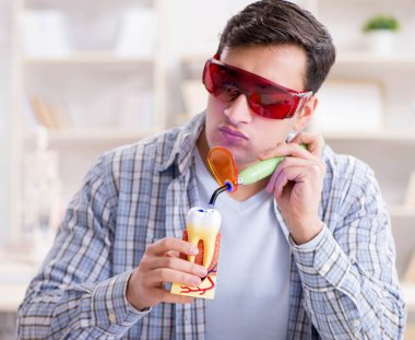 Tıp öğrencileri sınıfta diş hekimliği öğreniyor.