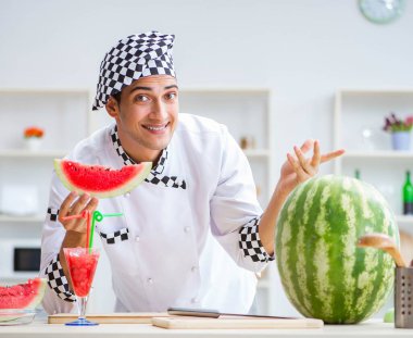 Mutfakta karpuzlu bir erkek aşçı.