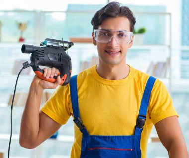 Mobilya marangozu atölyede çalışıyor.