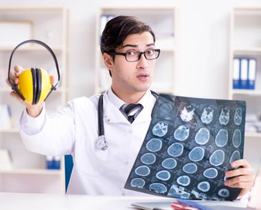 Güvenlik doktoru, kulaklıkların gürültüyü kesmesini tavsiye ediyor.