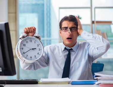 İş adamı aşırı terlemekten muzdarip.