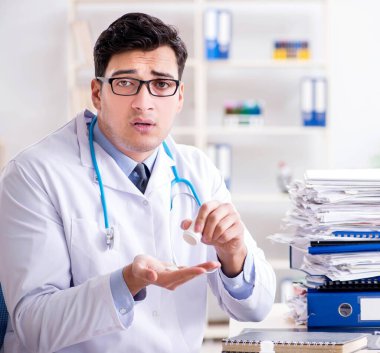 Hastanede çok işi olan meşgul bir doktor.