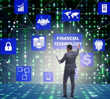 Fintech konseptinde düğmelere basan iş adamı