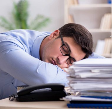 Ofiste çalışan son derece meşgul bir iş adamı.