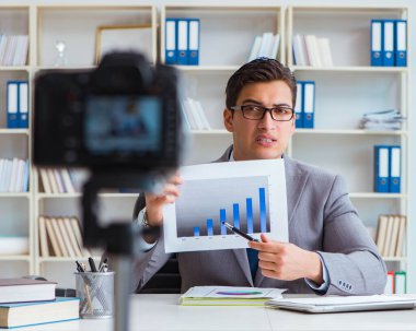 İş blogcusu aboneleri için internet yayını yapıyor