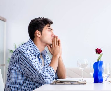 Bir erkek sevgilisiyle romantik bir randevuya hazırlanıyor.