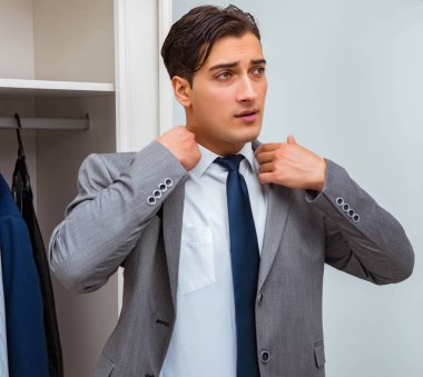 İş adamı iş için giyiniyor.