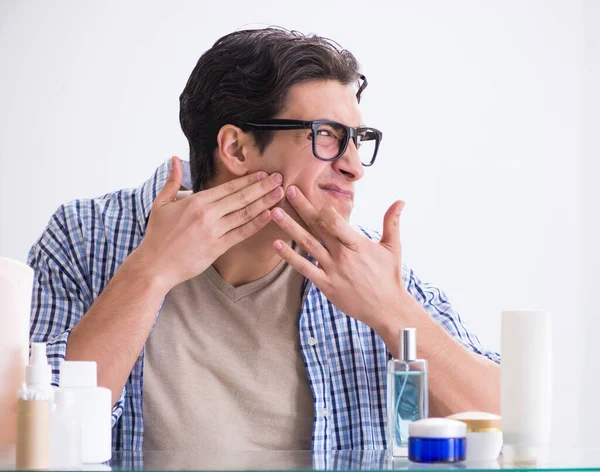 Giovane uomo si sta preparando per la giornata lavorativa in bagno — Foto Stock