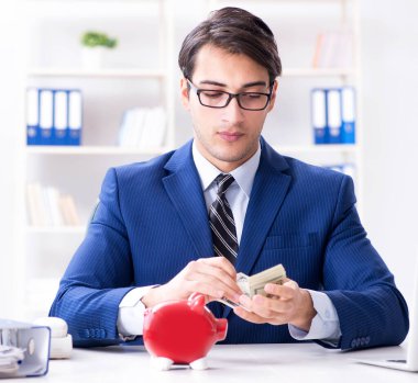 İş adamı kriz sırasındaki birikimlerini düşünüyor.