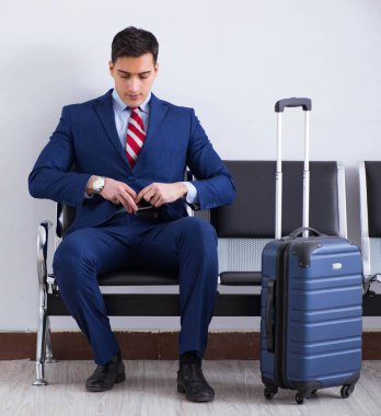 Havaalanı dinlenme odasında yolcu bekleyen adam.