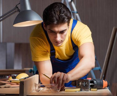 Marangozluk konseptinde tamir atölyesinde çalışan işçi