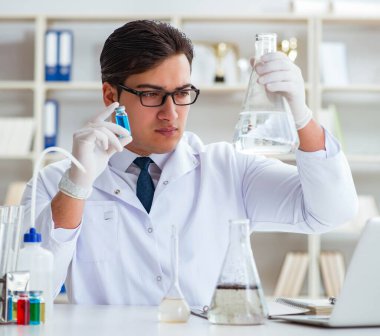 Genç araştırmacı bilim adamı bir su testi kirliliği araştırması yapıyor.