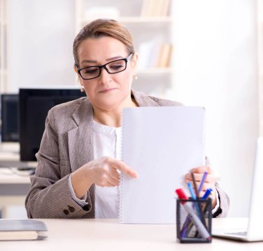 Ofiste çalışan iş kadını.