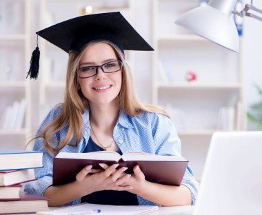 Evde sınava hazırlanan genç kız öğrenci.