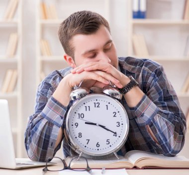 Öğrenci sınava geç kalıyor.