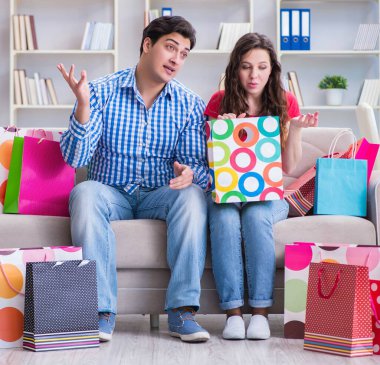 Alışveriş yaptıktan sonra genç çift.