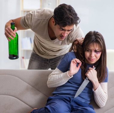 Çaresiz eş kocasını öldürmeye çalışıyor.