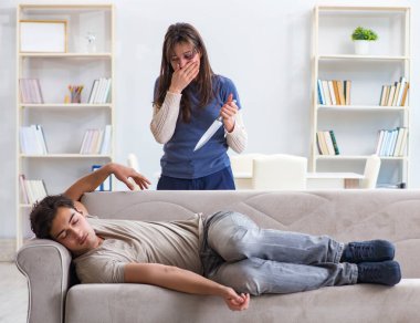 Çaresiz eş kocasını öldürmeye çalışıyor.