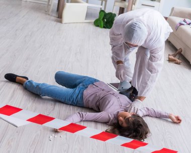 Olay yerindeki adli tıp araştırmacısı kadın mur.