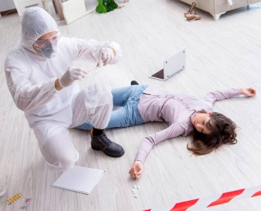 Olay yerindeki adli tıp araştırmacısı kadın mur.