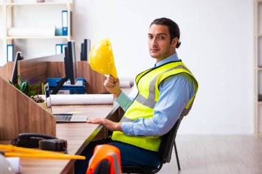 Ofiste çalışan genç erkek mimar.