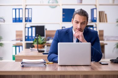 Ofiste çalışan genç bir erkek.