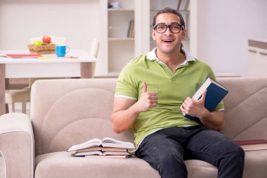 Evde sınava hazırlanan genç bir erkek öğrenci.